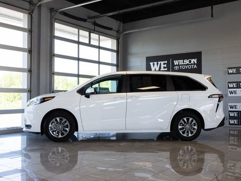 Used 2026 Toyota Sienna LE FWD image 1