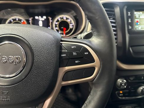 Used 2018 Jeep Cherokee Latitude w/ Cold Weather Group AWD/4WD image 12