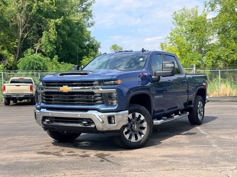 Used 2025 Chevrolet Silverado 2500 LT AWD/4WD image 2