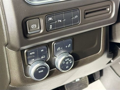 Used 2022 GMC Yukon XL SLE image 10