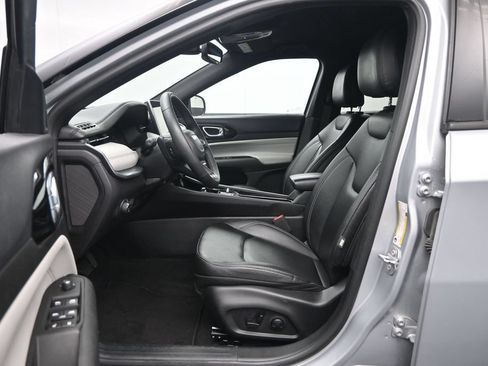 Used 2025 Jeep Compass Limited AWD/4WD image 23
