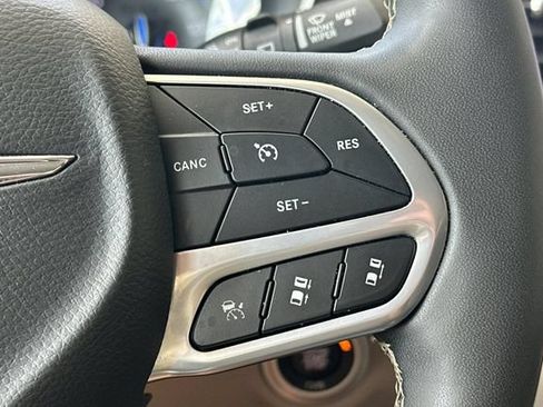 Used 2024 Chrysler Pacifica Touring-L FWD image 27