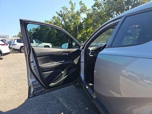 Used 2018 Toyota C-HR XLE FWD image 17