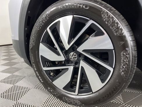 Used 2025 Volkswagen Atlas SE image 12