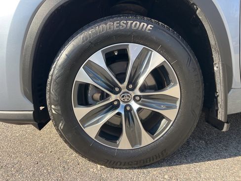 Used 2021 Toyota Highlander XLE image 9