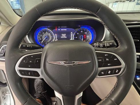 Used 2023 Chrysler Pacifica Touring-L FWD image 21
