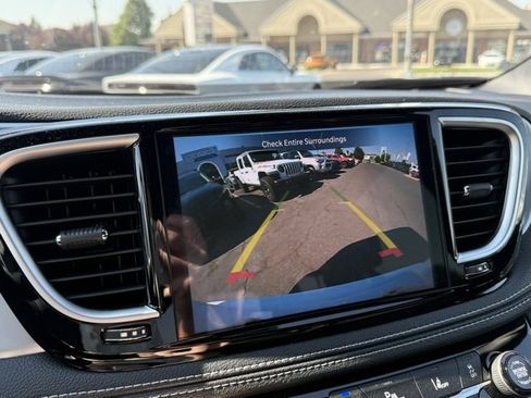 New 2025 Chrysler Pacifica Limited image 17