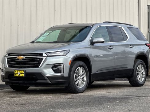 Used 2023 Chevrolet Traverse LT w/ Rear Camera Mirror Package image 9