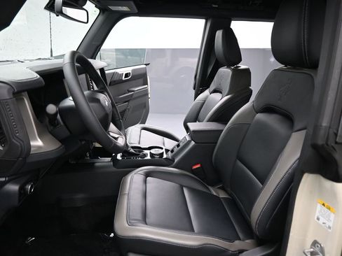 New 2025 Ford Bronco Outer Banks image 9