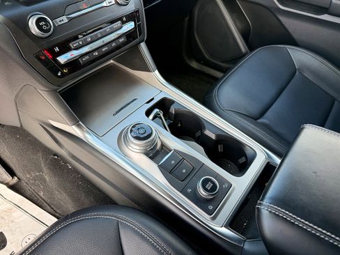 Used 2020 Ford Explorer XLT w/ Equipment Group 202A image 18