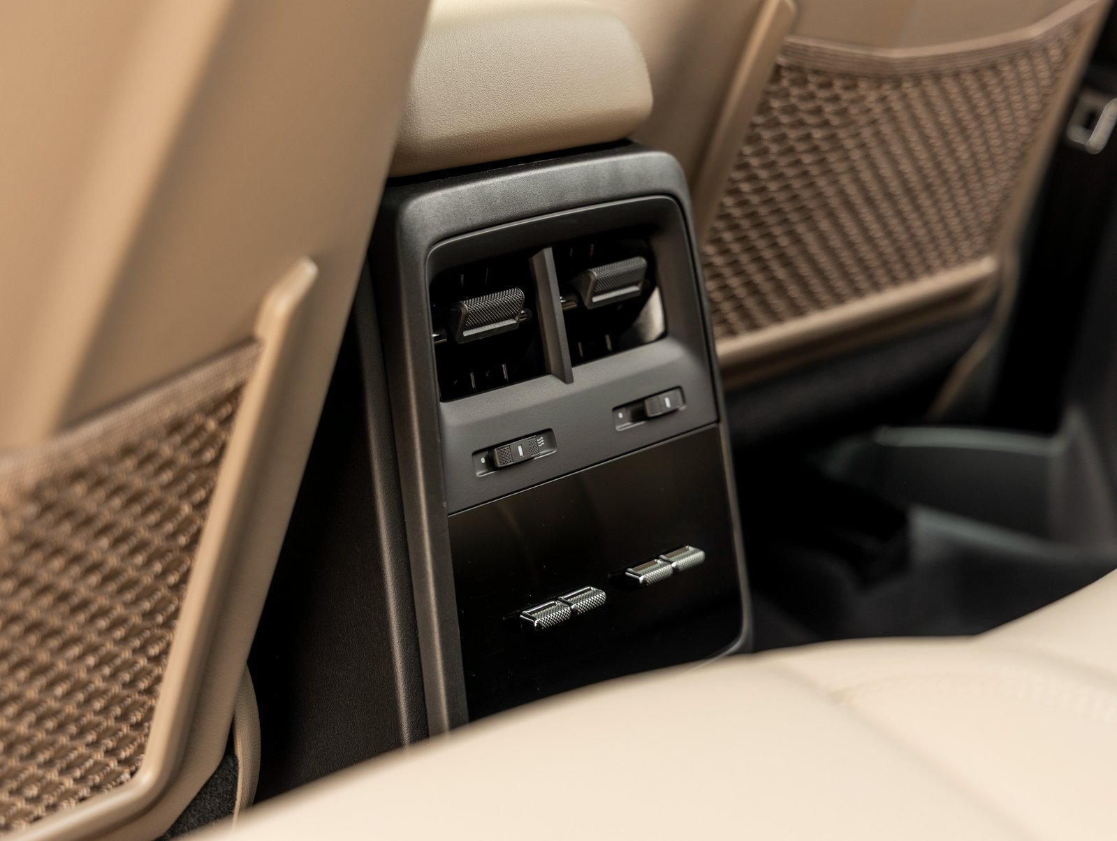 Certified 2025 Porsche Macan 4S Electric AWD/4WD image 37