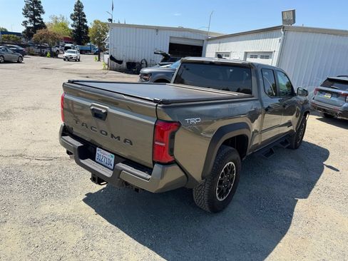 Used 2025 Toyota Tacoma TRD Off-Road AWD/4WD image 5