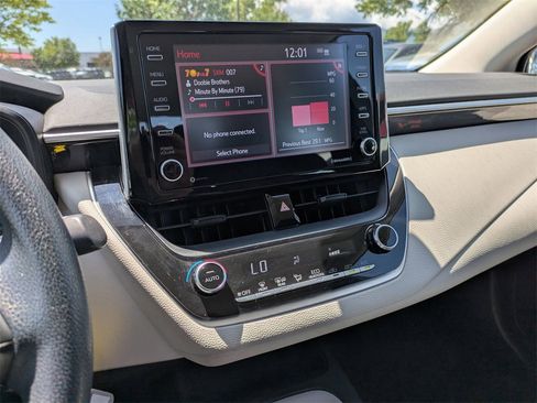Used 2021 Toyota Corolla LE image 18