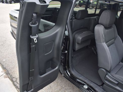 Used 2025 Nissan Frontier SV image 43