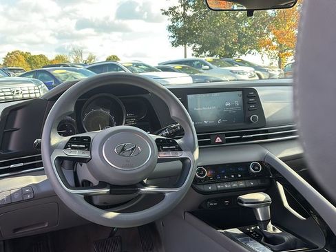 Used 2022 Hyundai Elantra Blue image 13