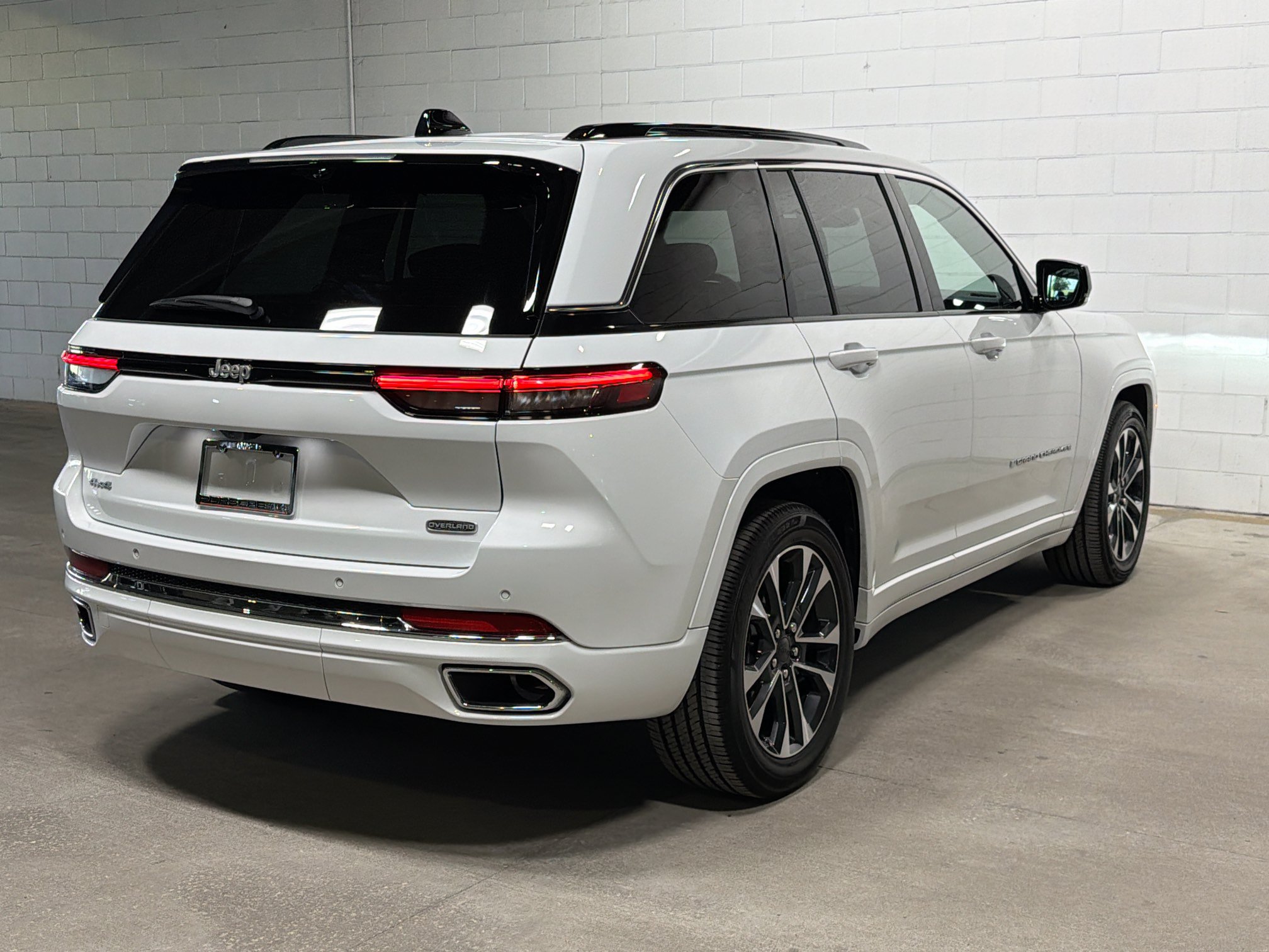 Used 2025 Jeep Grand Cherokee Overland w/ Luxury Tech Group IV AWD/4WD image 7