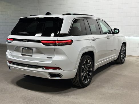 Used 2025 Jeep Grand Cherokee Overland w/ Luxury Tech Group IV AWD/4WD image 7