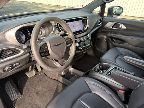 Used 2023 Chrysler Pacifica Touring-L w/ S Appearance Package FWD image 4