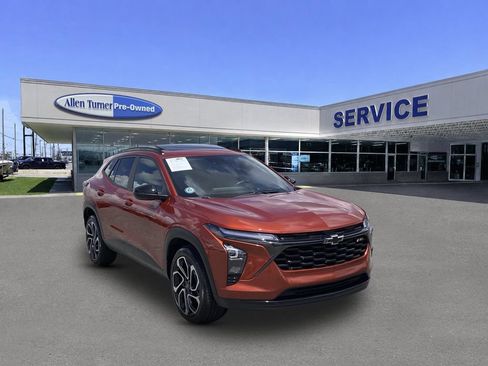 Used 2024 Chevrolet Trax RS w/ Sunroof Package FWD image 2