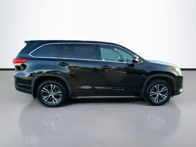 Used 2018 Toyota Highlander LE AWD/4WD image 4