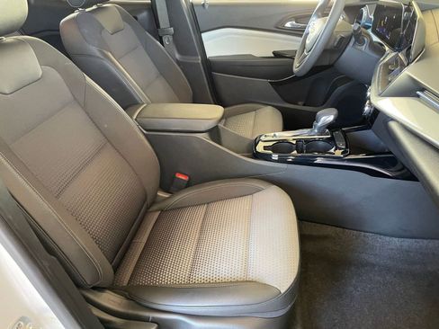 Used 2025 Chevrolet Trax LT image 35