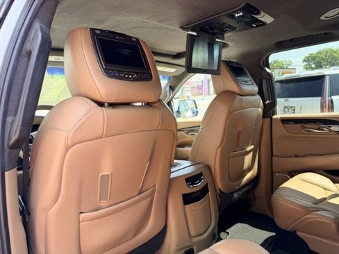 Used 2019 Cadillac Escalade Platinum AWD/4WD image 18