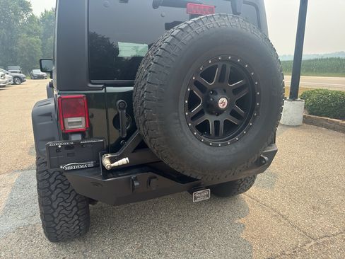 Used 2011 Jeep Wrangler Unlimited Rubicon w/ Connectivity Group AWD/4WD image 14
