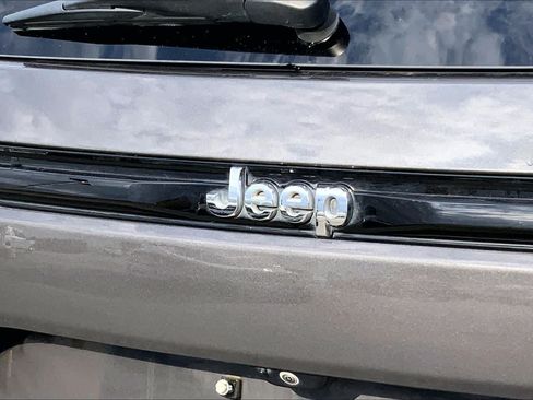 Used 2023 Jeep Grand Cherokee Limited w/ Luxury Tech Group II RWD image 28