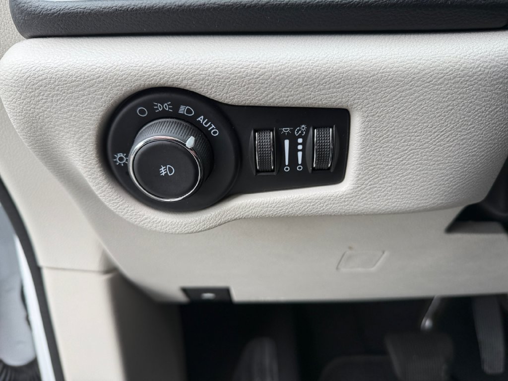 Used 2024 Chrysler Pacifica Touring-L FWD image 19