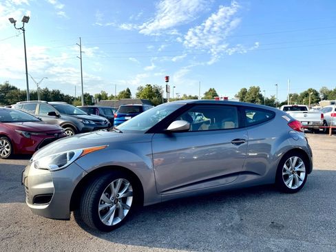 Used 2016 Hyundai Veloster Coupe 3D image 6