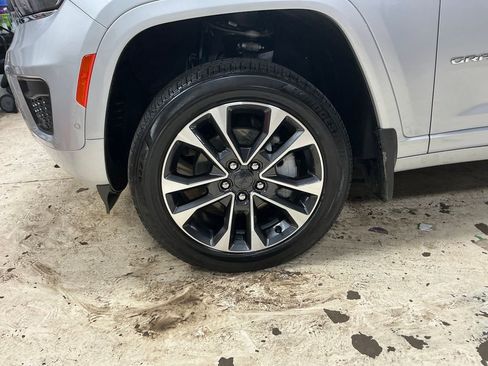 Used 2023 Jeep Grand Cherokee Overland AWD/4WD image 10
