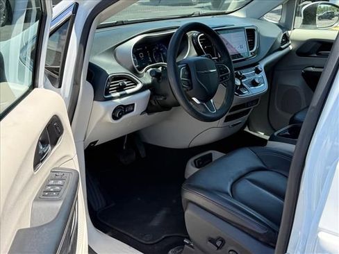Used 2023 Chrysler Pacifica Touring-L FWD image 10