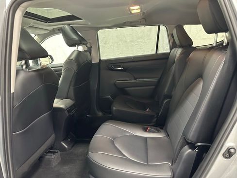 Used 2025 Toyota Highlander XLE AWD/4WD image 50
