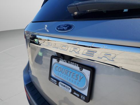 Used 2022 Ford Explorer XLT w/ Equipment Group 202A image 7