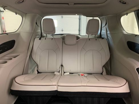 Used 2020 Chrysler Pacifica Limited w/ Tire & Wheel Group image 24