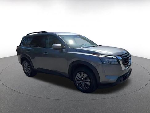 Used 2025 Nissan Pathfinder SV FWD image 2