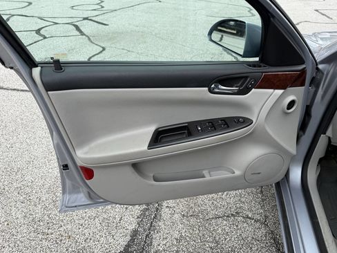 Used 2006 Chevrolet Impala LTZ FWD image 16