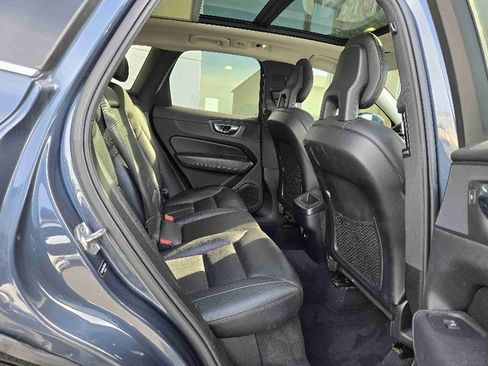 Used 2018 Volvo XC60 T6 Momentum w/ Convenience Package image 12