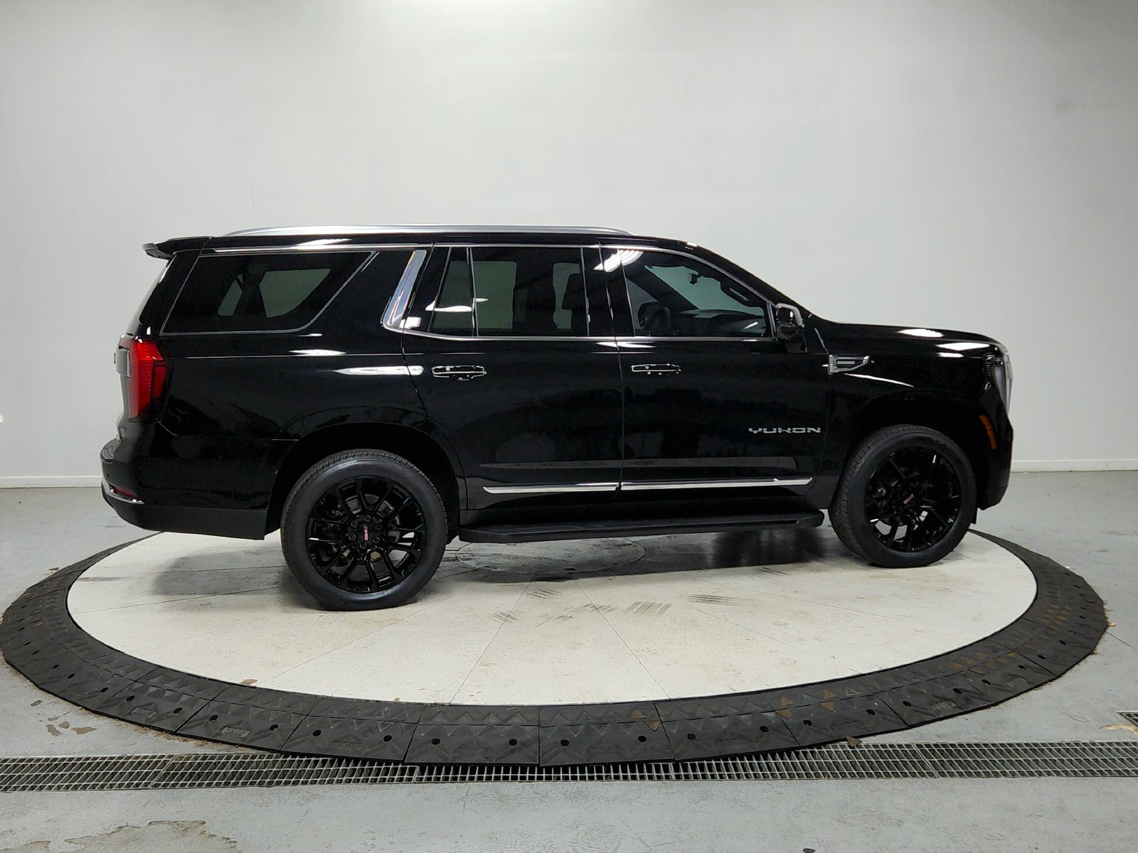Used 2026 GMC Yukon Elevation w/ Elevation Premium Package AWD/4WD image 9