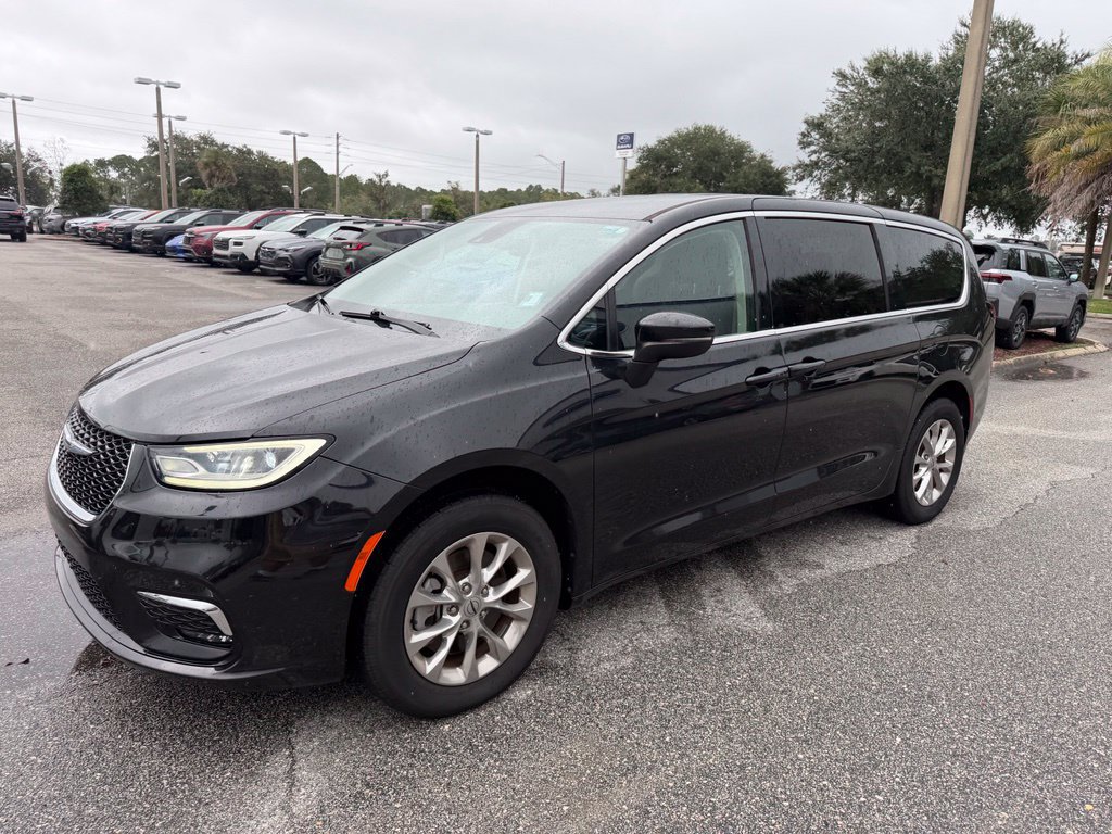 Used 2023 Chrysler Pacifica Touring-L AWD/4WD image 10
