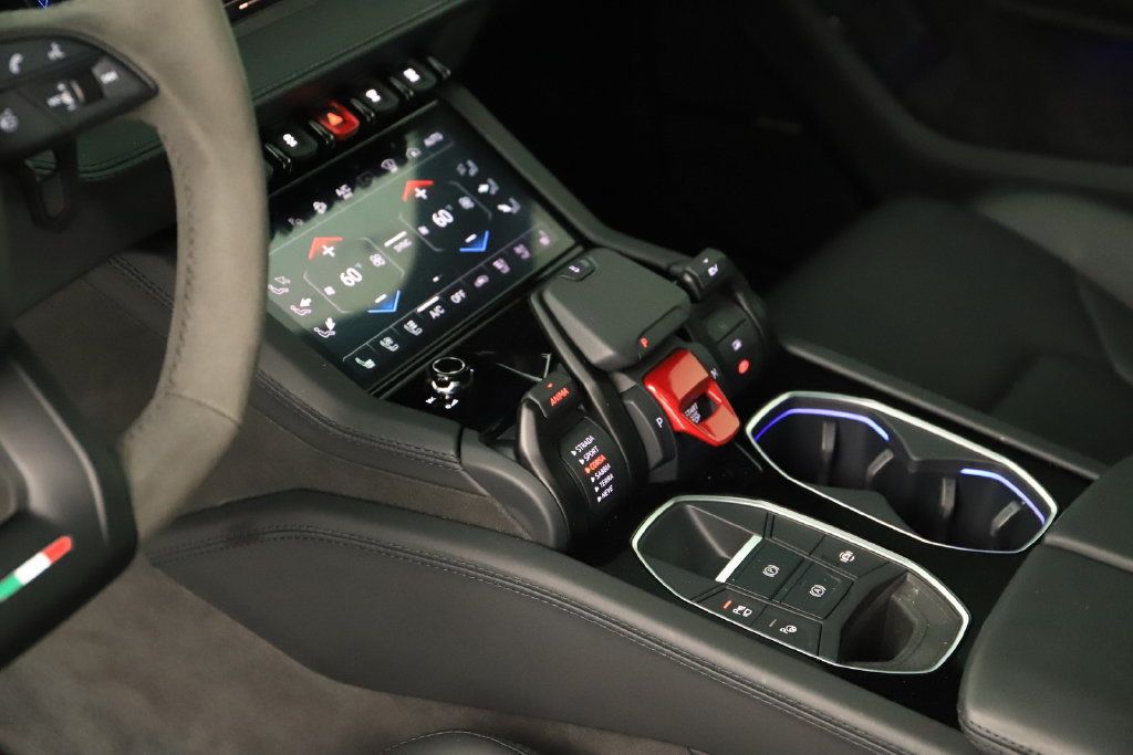 Used 2025 Lamborghini Urus SE AWD/4WD image 18