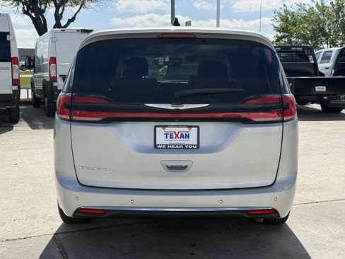 Used 2023 Chrysler Pacifica Touring-L image 6
