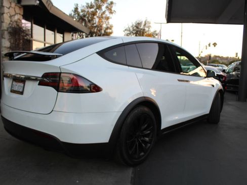 Used 2018 Tesla Model X 75D AWD/4WD image 5