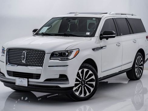 Used 2022 Lincoln Navigator Reserve image 3