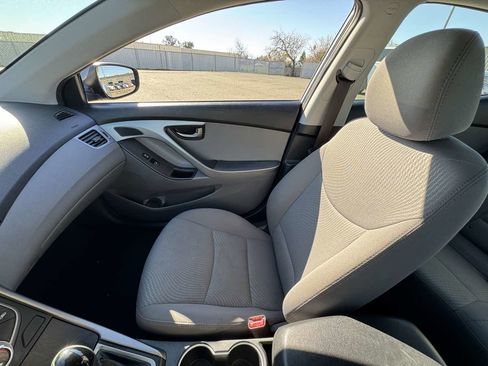 Used 2014 Hyundai Elantra SE image 31