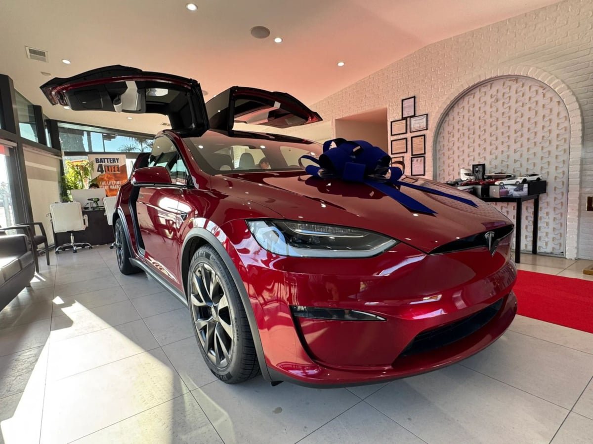 Used 2023 Tesla Model X AWD/4WD image 3