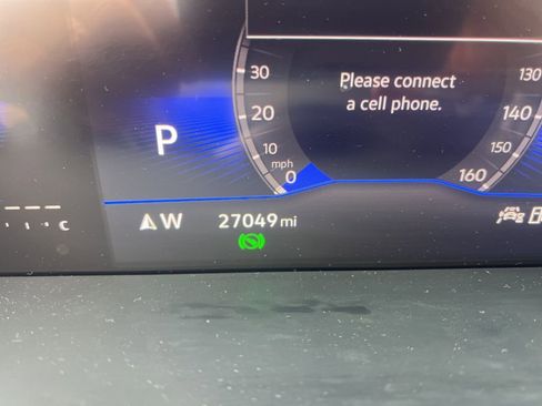 Used 2023 Volkswagen Tiguan SE w/ Panoramic Sunroof Package image 3