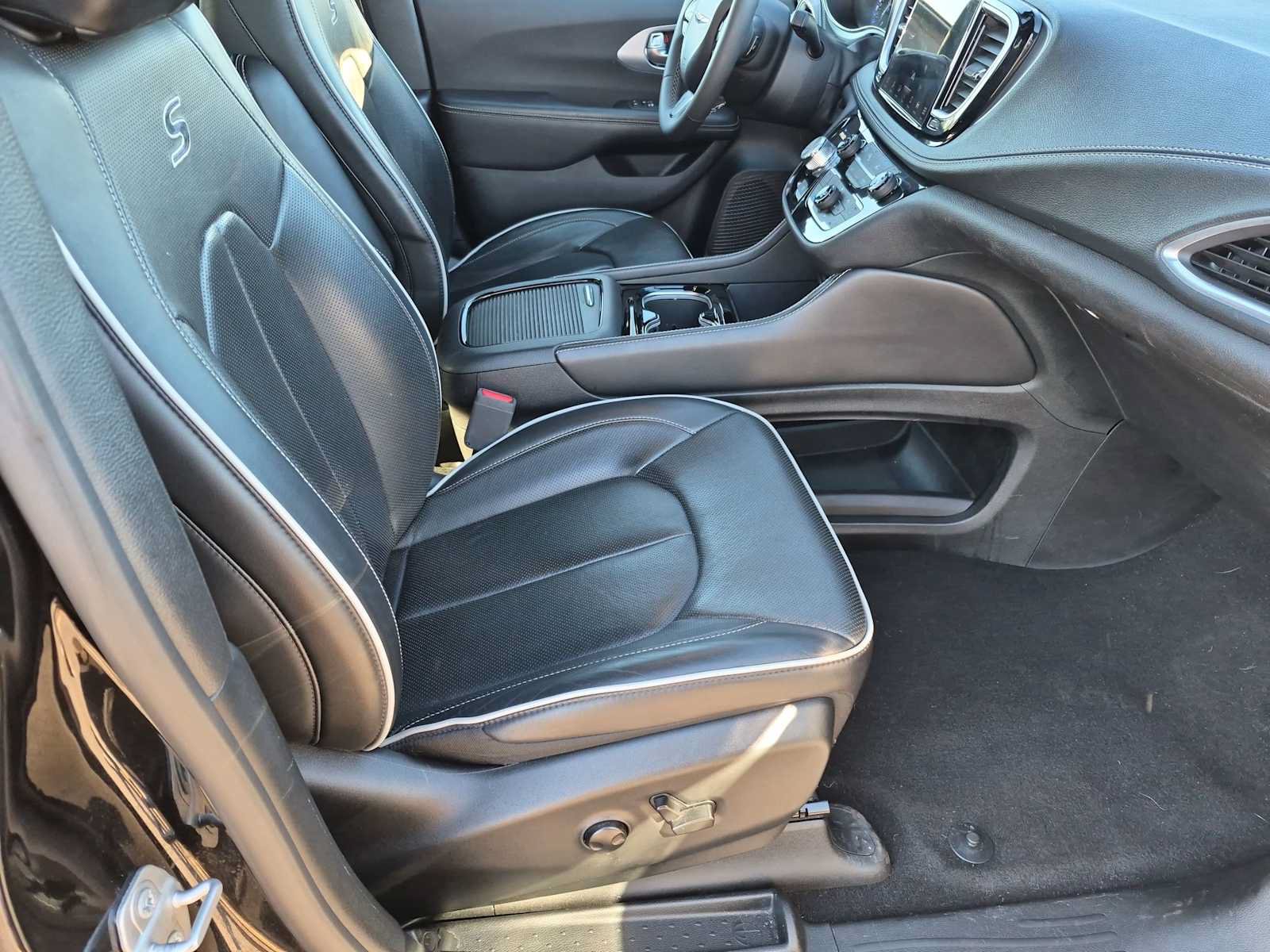 Used 2025 Chrysler Pacifica Limited FWD image 23