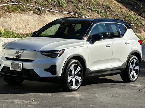 Certified 2023 Volvo XC40 Recharge Plus image 9