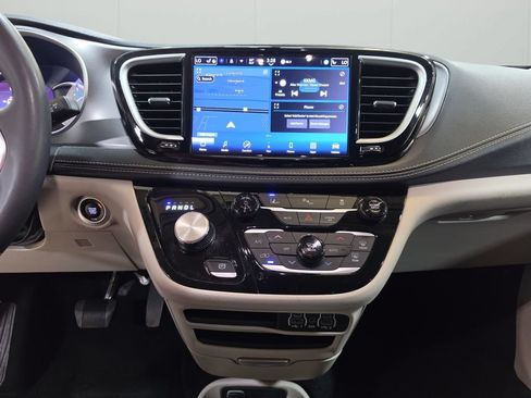 Used 2024 Chrysler Pacifica Limited FWD image 18